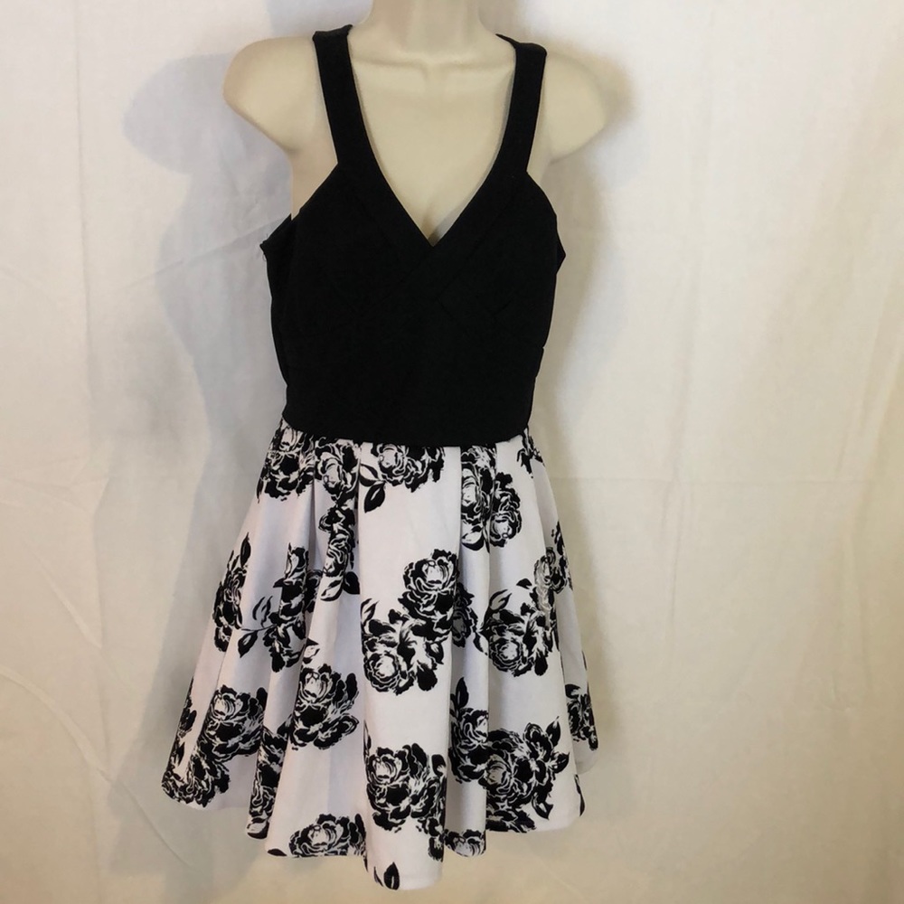 Black and white sleeveless dress with Roses👗🌹